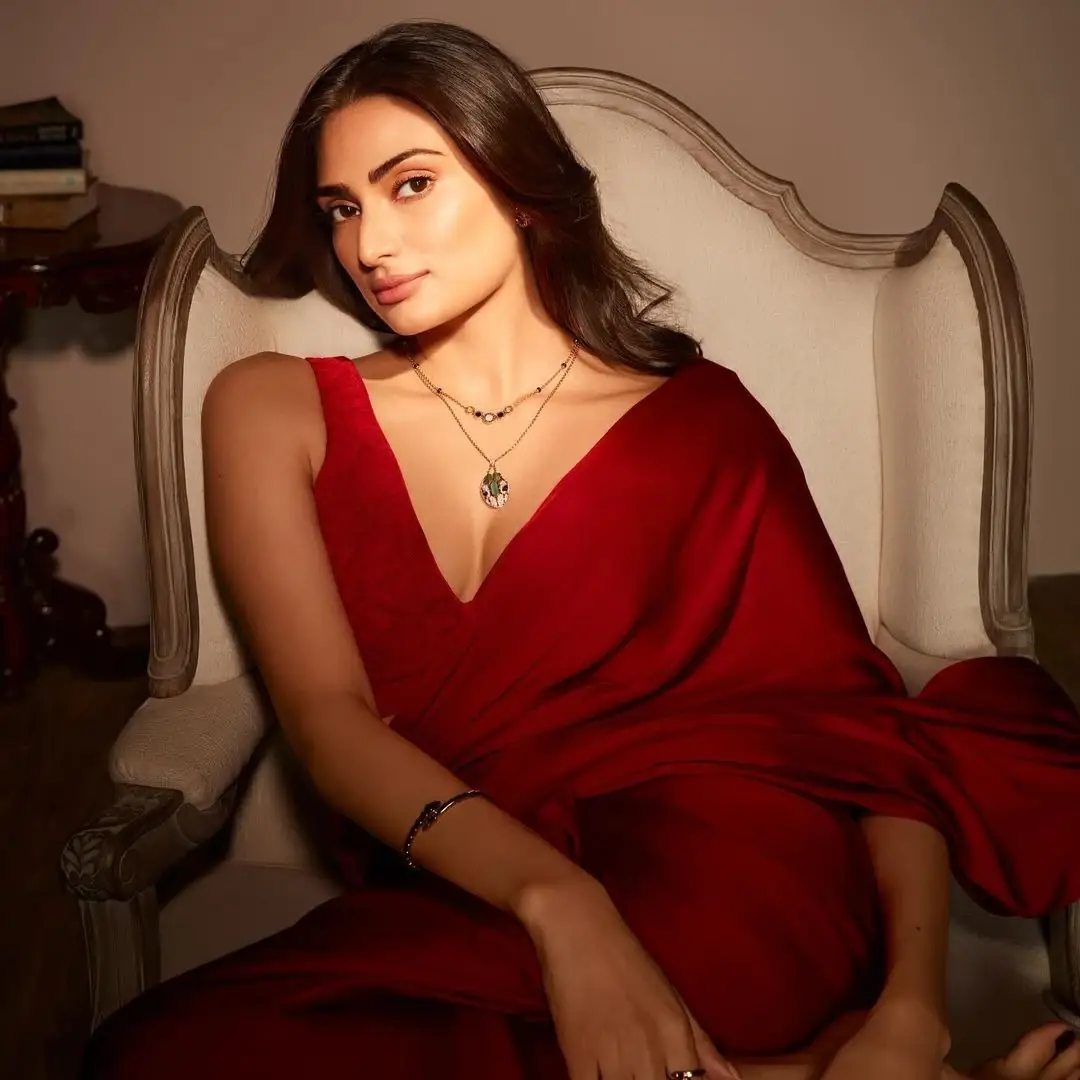 INDIAN ACTRESS ATHIYA SHETTY IN RED SAREE